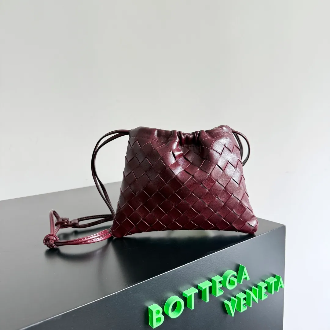 Batch 1400 BOTTEGA VENETA DUSTBAG mini size is officially launched📣📣. It still continues the classic weaving process. The lazy and casual feeling presented by the drawstring pockets is not too suitable for summer. The small back body is light and convenient. It is enough to carry lipstick and tissues when going out every day. It is not easy to make mistakes with any clothes. The shoulder strap has a buckle and pull-out design, which can be adjusted to unlock multiple carrying methods. Style number: 816987 Size: 21*16.6*1cm